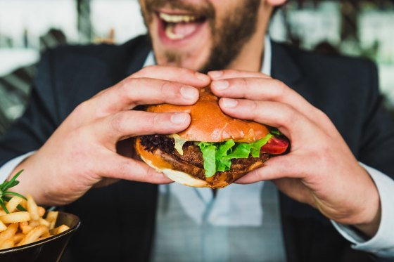 Lunch - Burger - sander-dalhuisen-715419-unsplash